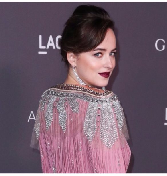 H &#x3B5;&#x3BD;&#x3C4;&#x3C5;&#x3C0;&#x3C9;&#x3C3;&#x3B9;&#x3B1;&#x3BA;&#x3AE; &#x3B5;&#x3BC;&#x3C6;&#x3AC;&#x3BD;&#x3B9;&#x3C3;&#x3B7; &#x3C4;&#x3B7;&#x3C2; Dakota Johnson &#x3C3;&#x3C4;&#x3BF; gala &#x3C4;&#x3BF;&#x3C5; LACMA