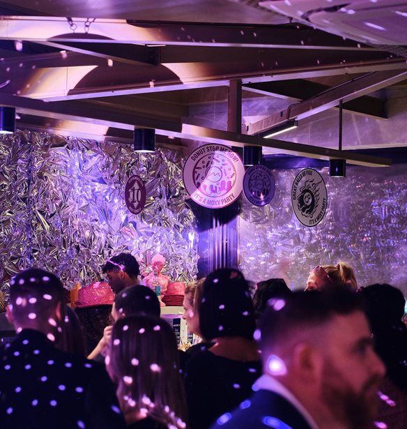 10 Years of Moxy Magic | &#x3A4;&#x3BF; Moxy Athens City &#x3B3;&#x3B9;&#x3BF;&#x3C1;&#x3C4;&#x3AC;&#x3B6;&#x3B5;&#x3B9; &#x3BC;&#x3B9;&#x3B1; &#x3B4;&#x3B5;&#x3BA;&#x3B1;&#x3B5;&#x3C4;&#x3AF;&#x3B1; &#x3B1;&#x3BD;&#x3AD;&#x3BC;&#x3B5;&#x3BB;&#x3B7;&#x3C2; &#x3C6;&#x3B9;&#x3BB;&#x3BF;&#x3BE;&#x3B5;&#x3BD;&#x3AF;&#x3B1;&#x3C2;