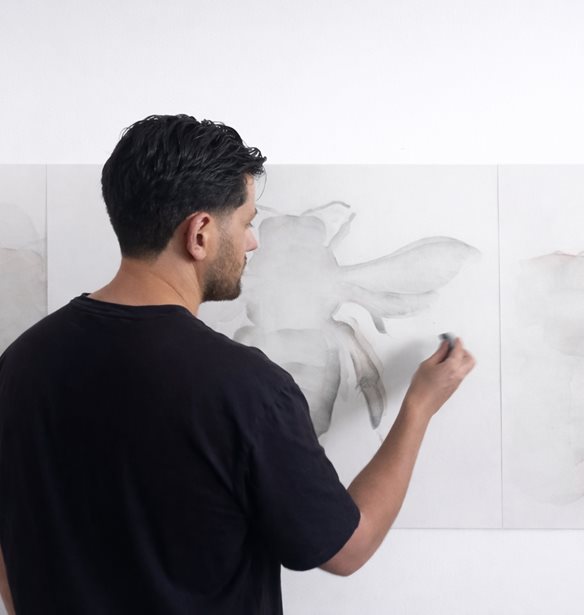 Η Απουσία του Παρόντος | Στην πρώτη ατομική έκθεση του Νίκου Κανόγλου, κάθε εικόνα λειτουργεί ως αποτύπωμα