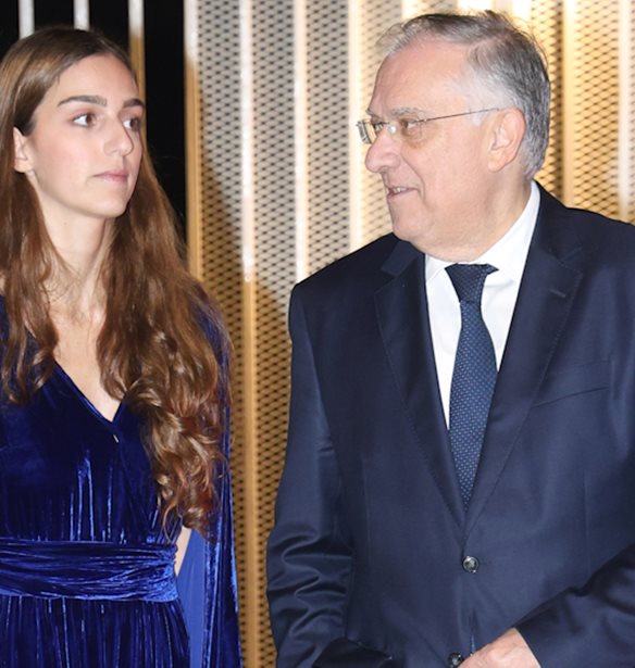 Η εντυπωσιακή κόρη του Τάκη Θεοδωρικάκου, Χριστίνα συνόδεψε τον πατέρα της στη δεξίωση της Guilfoyle