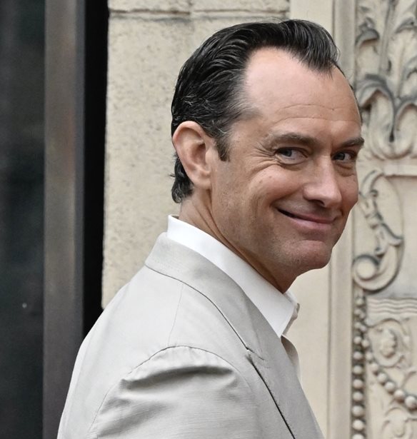 Jude Law | &#x391;&#x3C0;&#x3AD;&#x3BA;&#x3C4;&#x3B7;&#x3C3;&#x3B5; &#x3C4;&#x3BF; &#x3B4;&#x3B9;&#x3BA;&#x3CC; &#x3C4;&#x3BF;&#x3C5; &#x3B1;&#x3C3;&#x3C4;&#x3AD;&#x3C1;&#x3B9; &#x3C3;&#x3C4;&#x3B7; &#x39B;&#x3B5;&#x3C9;&#x3C6;&#x3CC;&#x3C1;&#x3BF; &#x3C4;&#x3B7;&#x3C2; &#x394;&#x3CC;&#x3BE;&#x3B1;&#x3C2; - &#x397; &#x3C3;&#x3CD;&#x3B6;&#x3C5;&#x3B3;&#x3BF;&#x3C2; &#x3BA;&#x3B1;&#x3B9; &#x3C4;&#x3B1; &#x3C0;&#x3B1;&#x3B9;&#x3B4;&#x3B9;&#x3AC; &#x3C4;&#x3BF;&#x3C5; &#x3C3;&#x3C4;&#x3B7;&#x3BD; &#x3C4;&#x3B5;&#x3BB;&#x3B5;&#x3C4;&#x3AE;