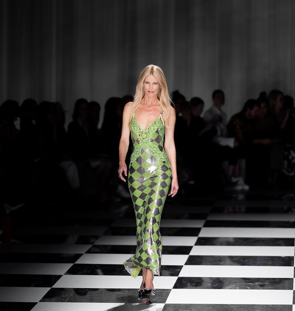 H &#x3B5;&#x3BC;&#x3C6;&#x3AC;&#x3BD;&#x3B9;&#x3C3;&#x3B7; - &#x3AD;&#x3BA;&#x3C0;&#x3BB;&#x3B7;&#x3BE;&#x3B7; &#x3C4;&#x3B7;&#x3C2; Claudia Schiffer &#x3C3;&#x3C4;&#x3BF; runway &#x3C4;&#x3BF;&#x3C5; Versace