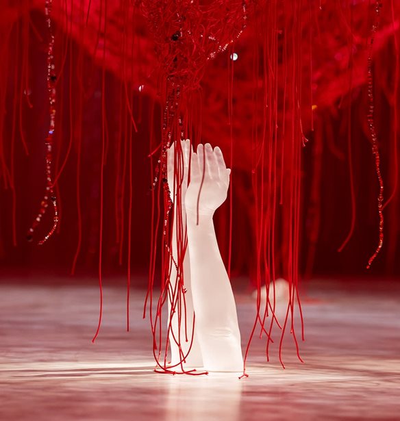 Crystallizing Identity | H Madame Figaro &#x3BC;&#x3C0;&#x3AE;&#x3BA;&#x3B5; &#x3C0;&#x3C1;&#x3CE;&#x3C4;&#x3B7; &#x3C3;&#x3C4;&#x3BF; &#x3BD;&#x3AD;&#x3BF; Chamber of Wonder &#x3C4;&#x3B7;&#x3C2; Swarovski