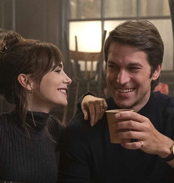 Emily in Paris | H Emily &#x3B3;&#x3AF;&#x3BD;&#x3B5;&#x3C4;&#x3B1;&#x3B9; viral &#x3C3;&#x3C4;&#x3B1; &#x3C0;&#x3C1;&#x3CE;&#x3C4;&#x3B1; 5 &#x3BB;&#x3B5;&#x3C0;&#x3C4;&#x3AC; &#x3C4;&#x3B7;&#x3C2; &#x3BD;&#x3AD;&#x3B1;&#x3C2; &#x3C3;&#x3B5;&#x3B6;&#x3CC;&#x3BD;