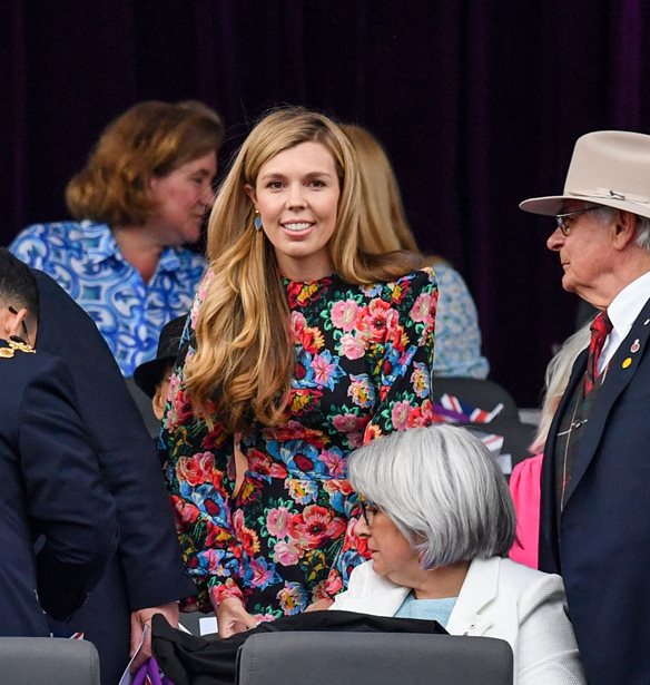 Carrie Johnson | &#x397; &#x3C3;&#x3CD;&#x3B6;&#x3C5;&#x3B3;&#x3BF;&#x3C2; &#x3C4;&#x3BF;&#x3C5; Boris Johnson &#x3BC;&#x3B5; &#x3C0;&#x3B1;&#x3C1;&#x3B1;&#x3B4;&#x3BF;&#x3C3;&#x3B9;&#x3B1;&#x3BA;&#x3AE; &#x3B5;&#x3BD;&#x3B4;&#x3C5;&#x3BC;&#x3B1;&#x3C3;&#x3AF;&#x3B1; &#x3C3;&#x3C4;&#x3BF;&#x3BD; &#x3B3;&#x3AC;&#x3BC;&#x3BF; &#x3C4;&#x3B7;&#x3C2; &#x3C7;&#x3C1;&#x3BF;&#x3BD;&#x3B9;&#x3AC;&#x3C2;