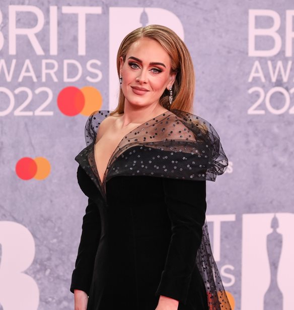 H Adele &#x3BE;&#x3B5;&#x3C3;&#x3C0;&#x3AC; &#x3C3;&#x3B5; &#x3BA;&#x3BB;&#x3AC;&#x3BC;&#x3B1;&#x3C4;&#x3B1; &#x3BC;&#x3CC;&#x3BB;&#x3B9;&#x3C2; &#x3B2;&#x3BB;&#x3AD;&#x3C0;&#x3B5;&#x3B9; &#x3B1;&#x3BD;&#x3AC;&#x3BC;&#x3B5;&#x3C3;&#x3B1; &#x3C3;&#x3C4;&#x3BF; &#x3BA;&#x3BF;&#x3B9;&#x3BD;&#x3CC; &#x3C3;&#x3C4;&#x3BF; Las Vegas &#x3C4;&#x3B7;&#x3BD; Celine Dion