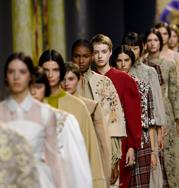 O &#x3BF;&#x3AF;&#x3BA;&#x3BF;&#x3C2; Dior &#x3B8;&#x3B1; &#x3C0;&#x3B1;&#x3C1;&#x3BF;&#x3C5;&#x3C3;&#x3B9;&#x3AC;&#x3C3;&#x3B5;&#x3B9; &#x3C4;&#x3B7;&#x3BD; Fall 2023 &#x3C3;&#x3C5;&#x3BB;&#x3BB;&#x3BF;&#x3B3;&#x3AE; &#x3C4;&#x3BF;&#x3C5; &#x3C3;&#x3C4;&#x3B7;&#x3BD; &#x399;&#x3BD;&#x3B4;&#x3AF;&#x3B1;