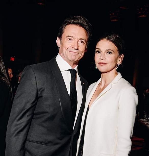 Sutton Foster | &#x39A;&#x3BF;&#x3BA;&#x3BA;&#x3B9;&#x3BD;&#x3AF;&#x3B6;&#x3B5;&#x3B9; &#x3B1;&#x3C0;&#x3CC; &#x3BD;&#x3C4;&#x3C1;&#x3BF;&#x3C0;&#x3AE; &#x3BC;&#x3C0;&#x3C1;&#x3BF;&#x3C3;&#x3C4;&#x3AC; &#x3C3;&#x3C4;&#x3B7;&#x3BD; &#x3BA;&#x3AC;&#x3BC;&#x3B5;&#x3C1;&#x3B1; &#x3BC;&#x3B5;&#x3C4;&#x3AC; &#x3B1;&#x3C0;&#x3CC; &#x3B5;&#x3C1;&#x3C9;&#x3C4;&#x3B9;&#x3BA;&#x3AE; &#x3B5;&#x3BE;&#x3BF;&#x3BC;&#x3BF;&#x3BB;&#x3CC;&#x3B3;&#x3B7;&#x3C3;&#x3B7; &#x3C4;&#x3BF;&#x3C5; Hugh Jackman