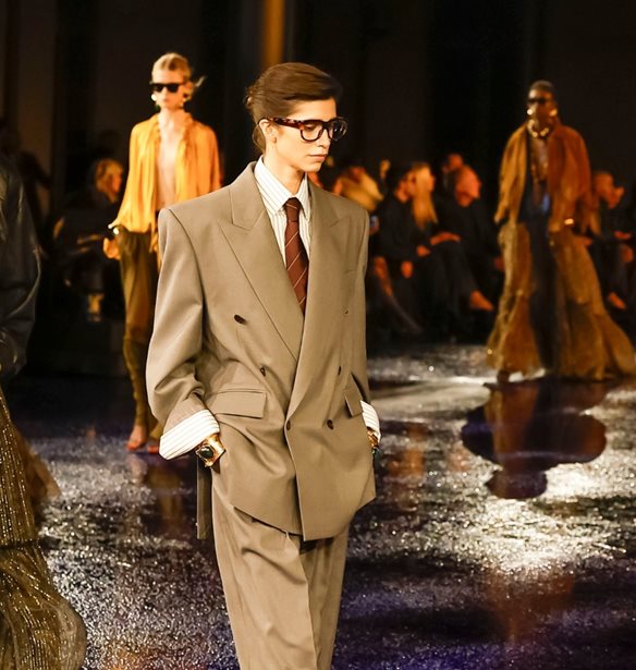 &#x39F; Anthony Vaccarello &#x3B1;&#x3C6;&#x3B9;&#x3B5;&#x3C1;&#x3CE;&#x3BD;&#x3B5;&#x3B9; &#x3C4;&#x3B7; &#x3BD;&#x3AD;&#x3B1; SS25 &#x3C3;&#x3C5;&#x3BB;&#x3BB;&#x3BF;&#x3B3;&#x3AE; &#x3C4;&#x3BF;&#x3C5; &#x3C3;&#x3C4;&#x3BF; &#x3C3;&#x3C4;&#x3B9;&#x3BB; &#x3C4;&#x3BF;&#x3C5; Saint Laurent &#x3BA;&#x3B1;&#x3B9; &#x3C4;&#x3B9;&#x3C2; &#x3BC;&#x3BF;&#x3CD;&#x3C3;&#x3B5;&#x3C2; &#x3C4;&#x3BF;&#x3C5;
