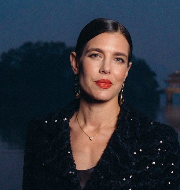 Charlotte Casiraghi | &#x39C;&#x3B5; &#x3BC;&#x3C0;&#x3BB;&#x3B5; embroidered two-piece &#x3C3;&#x3C4;&#x3B7;&#x3BD; &#x3B5;&#x3C0;&#x3AF;&#x3B4;&#x3B5;&#x3B9;&#x3BE;&#x3B7; M&#xE9;tiers d&#x2019;art &#x3C4;&#x3BF;&#x3C5; &#x3BF;&#x3AF;&#x3BA;&#x3BF;&#x3C5; Chanel