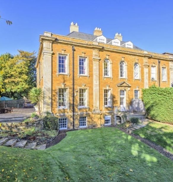 &#x39C;&#x3AD;&#x3C3;&#x3B1; &#x3C3;&#x3C4;&#x3BF; Dallington Hall, &#x3C4;&#x3BF; &#x3B9;&#x3C3;&#x3C4;&#x3BF;&#x3C1;&#x3B9;&#x3BA;&#x3CC; &#x3C3;&#x3C0;&#x3AF;&#x3C4;&#x3B9; &#x3C4;&#x3B7;&#x3C2; &#x3BF;&#x3B9;&#x3BA;&#x3BF;&#x3B3;&#x3AD;&#x3BD;&#x3B5;&#x3B9;&#x3B1;&#x3C2; &#x3C4;&#x3B7;&#x3C2; &#x3C0;&#x3C1;&#x3B9;&#x3B3;&#x3BA;&#x3AF;&#x3C0;&#x3B9;&#x3C3;&#x3C3;&#x3B1;&#x3C2; Diana