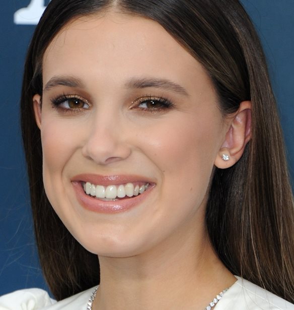 Millie Bobby Brown | &#x395;&#x3C0;&#x3AD;&#x3BB;&#x3B5;&#x3BE;&#x3B5; &#x3C4;&#x3C1;&#x3AF;&#x3B1; &#x3B4;&#x3B9;&#x3B1;&#x3C6;&#x3BF;&#x3C1;&#x3B5;&#x3C4;&#x3B9;&#x3BA;&#x3AC; looks &#x3B3;&#x3B9;&#x3B1; &#x3C4;&#x3BF;&#x3BD; &#x3B3;&#x3AC;&#x3BC;&#x3BF; &#x3C4;&#x3B7;&#x3C2;
