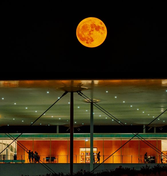 Full Moon Sleepovers | &#x3A4;&#x3C1;&#x3B5;&#x3B9;&#x3C2; &#x3B2;&#x3C1;&#x3B1;&#x3B4;&#x3B9;&#x3AD;&#x3C2; &#x3B3;&#x3B5;&#x3BC;&#x3AC;&#x3C4;&#x3B5;&#x3C2; &#x3C3;&#x3B9;&#x3BD;&#x3B5;&#x3BC;&#x3AC;, &#x3C0;&#x3B1;&#x3B9;&#x3C7;&#x3BD;&#x3AF;&#x3B4;&#x3B9;&#x3B1; &#x3BA;&#x3B1;&#x3B9; &#x3C7;&#x3B1;&#x3BB;&#x3AC;&#x3C1;&#x3C9;&#x3C3;&#x3B7; &#x3BA;&#x3AC;&#x3C4;&#x3C9; &#x3B1;&#x3C0;&#x2019; &#x3C4;&#x3BF; &#x3C6;&#x3C9;&#x3C2; &#x3C4;&#x3B7;&#x3C2; &#x3C0;&#x3B1;&#x3BD;&#x3C3;&#x3B5;&#x3BB;&#x3AE;&#x3BD;&#x3BF;&#x3C5;
