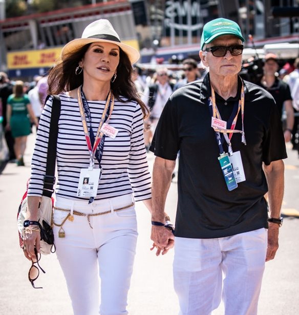 H Catherine Zeta Jones &#x3B1;&#x3C0;&#x3BF;&#x3BA;&#x3AC;&#x3BB;&#x3C5;&#x3C8;&#x3B5; &#x3C4;&#x3BF; &#x3BC;&#x3C5;&#x3C3;&#x3C4;&#x3B9;&#x3BA;&#x3CC; &#x3C4;&#x3BF;&#x3C5; &#x3B3;&#x3AC;&#x3BC;&#x3BF;&#x3C5; &#x3C4;&#x3B7;&#x3C2; &#x3BC;&#x3B5; &#x3C4;&#x3BF;&#x3BD; Michael Douglas