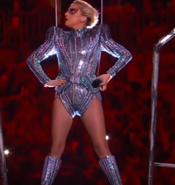 Lady Gaga: &#x397; &#x3B5;&#x3BD;&#x3C4;&#x3C5;&#x3C0;&#x3C9;&#x3C3;&#x3B9;&#x3B1;&#x3BA;&#x3AE; &#x3B5;&#x3BC;&#x3C6;&#x3AC;&#x3BD;&#x3B9;&#x3C3;&#x3B7; &#x3C3;&#x3C4;&#x3BF; Super Bowl &#x3C0;&#x3BF;&#x3C5; &#x3C3;&#x3C5;&#x3B6;&#x3B7;&#x3C4;&#x3AC;&#x3B5;&#x3B9; &#x3CC;&#x3BB;&#x3BF;&#x3C2; &#x3BF; &#x3C0;&#x3BB;&#x3B1;&#x3BD;&#x3AE;&#x3C4;&#x3B7;&#x3C2;