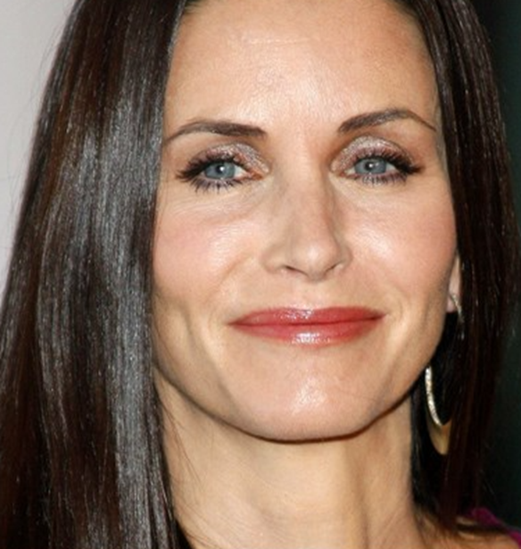 &#x397; Courteney Cox &#x3BC;&#x3B9;&#x3BB;&#x3AC;&#x3B5;&#x3B9; &#x3B1;&#x3BD;&#x3BF;&#x3B9;&#x3C7;&#x3C4;&#x3AC; &#x3B3;&#x3B9;&#x3B1; &#x3C4;&#x3B7;&#x3BD; &#x3B5;&#x3BC;&#x3BC;&#x3B7;&#x3BD;&#x3CC;&#x3C0;&#x3B1;&#x3C5;&#x3C3;&#x3B7; &#x3BA;&#x3B1;&#x3B9; &#x3BB;&#x3AD;&#x3B5;&#x3B9; &#x3BC;&#x3CC;&#x3BD;&#x3BF; &#x3B1;&#x3BB;&#x3AE;&#x3B8;&#x3B5;&#x3B9;&#x3B5;&#x3C2;