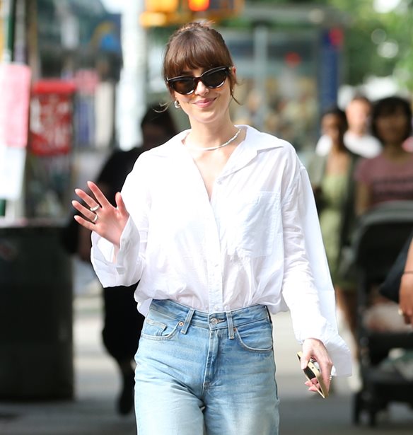 Dakota Johnson | H &#x3C3;&#x3C5;&#x3BD;&#x3AC;&#x3BD;&#x3C4;&#x3B7;&#x3C3;&#x3B7; &#x3BC;&#x3B5; &#x3C4;&#x3BF;&#x3BD; &#x3C0;&#x3B1;&#x3C4;&#x3C1;&#x3B9;&#x3CC; &#x3C4;&#x3B7;&#x3C2; Antonio Banderas &#x3C3;&#x3C4;&#x3B7;&#x3BD; &#x399;&#x3C3;&#x3C0;&#x3B1;&#x3BD;&#x3AF;&#x3B1;