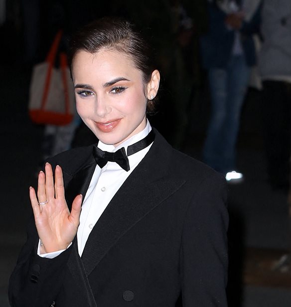 Lily Collins | &#x397; &#x3C6;&#x3C9;&#x3C4;&#x3BF;&#x3B3;&#x3C1;&#x3B1;&#x3C6;&#x3AF;&#x3B1; &#x3B1;&#x3C0;&#x3CC; &#x3C4;&#x3BF; backstage &#x3C4;&#x3BF;&#x3C5; &#x2018;Emily In Paris&#x2019; &#x3BC;&#x3B5; &#x3B4;&#x3B7;&#x3BC;&#x3B9;&#x3BF;&#x3C5;&#x3C1;&#x3B3;&#x3AF;&#x3B1; &#x388;&#x3BB;&#x3BB;&#x3B7;&#x3BD;&#x3B1; &#x3C3;&#x3C7;&#x3B5;&#x3B4;&#x3B9;&#x3B1;&#x3C3;&#x3C4;&#x3AE;