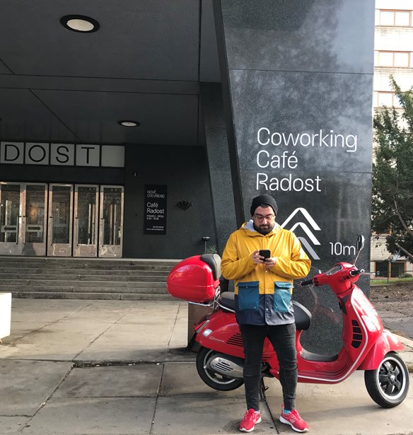 &#x391;&#x3BD;&#x3C4;&#x3B1;&#x3C0;&#x3CC;&#x3BA;&#x3C1;&#x3B9;&#x3C3;&#x3B7; &#x3B1;&#x3C0;&#x3CC; &#x3C4;&#x3B7;&#x3BD; &#x3A0;&#x3C1;&#x3AC;&#x3B3;&#x3B1;: &#x397; &#x3B6;&#x3C9;&#x3AE; &#x3B5;&#x3BD;&#x3CC;&#x3C2; &#x388;&#x3BB;&#x3BB;&#x3B7;&#x3BD;&#x3B1; &#x3B5;&#x3BD; &#x3BC;&#x3AD;&#x3C3;&#x3C9; &#x3BA;&#x3BF;&#x3C1;&#x3C9;&#x3BD;&#x3BF;&#x3CA;&#x3BF;&#x3CD;