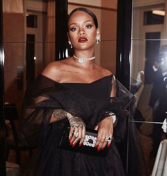 Rihanna: &#x3A3;&#x3B5; &#x3B4;&#x3B7;&#x3BC;&#x3CC;&#x3C3;&#x3B9;&#x3B1; &#x3AD;&#x3BE;&#x3BF;&#x3B4;&#x3BF; &#x3BC;&#x3B5; &#x3C4;&#x3BF; &#x3BD;&#x3AD;&#x3BF; &#x3C4;&#x3B7;&#x3C2; &#x3C3;&#x3CD;&#x3BD;&#x3C4;&#x3C1;&#x3BF;&#x3C6;&#x3BF; &#x3C3;&#x3C4;&#x3B7;&#x3BD; &#x399;&#x3C3;&#x3C0;&#x3B1;&#x3BD;&#x3AF;&#x3B1;