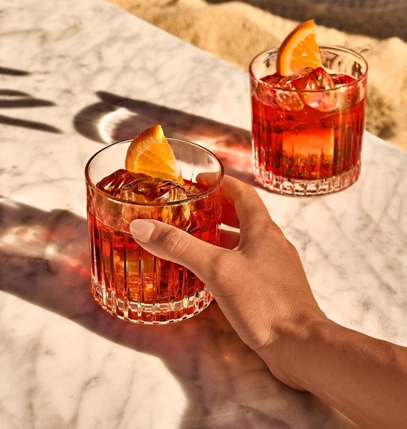&#x3A4;&#x3BF; Campari &#x3BC;&#x3AC;&#x3C2; &#x3C0;&#x3C1;&#x3BF;&#x3C3;&#x3BA;&#x3B1;&#x3BB;&#x3B5;&#x3AF; &#x3C3;&#x3C4;&#x3BF; Negroni Week