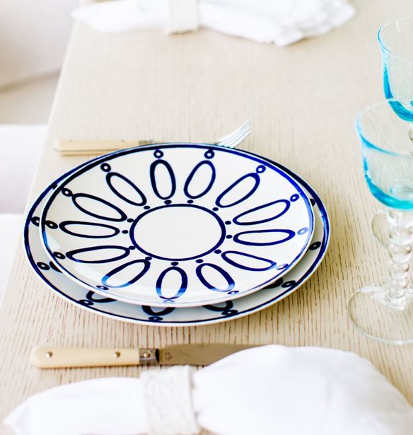 Dior Maison x Themis Zouganeli: &#x39C;&#x3B9;&#x3B1; &#x395;&#x3BB;&#x3BB;&#x3B7;&#x3BD;&#x3AF;&#x3B4;&#x3B1; &#x3C3;&#x3C7;&#x3B5;&#x3B4;&#x3B9;&#x3AC;&#x3B6;&#x3B5;&#x3B9; &#x3B3;&#x3B9;&#x3B1; &#x3C4;&#x3BF;&#x3BD; &#x3B8;&#x3C1;&#x3C5;&#x3BB;&#x3B9;&#x3BA;&#x3CC; &#x3BF;&#x3AF;&#x3BA;&#x3BF;