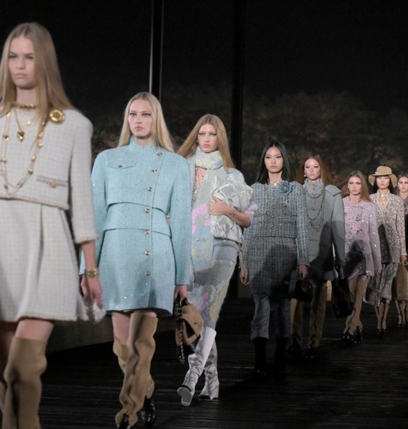Chanel M&#xE9;tiers d&#x2019;art 2024/25 | &#x388;&#x3BD;&#x3B1; &#x3BF;&#x3BD;&#x3B5;&#x3B9;&#x3C1;&#x3B9;&#x3BA;&#x3CC; &#x3C4;&#x3B1;&#x3BE;&#x3AF;&#x3B4;&#x3B9; &#x3B1;&#x3C0;&#x3CC; &#x3C4;&#x3BF; &#x3A0;&#x3B1;&#x3C1;&#x3AF;&#x3C3;&#x3B9; &#x3C3;&#x3C4;&#x3BF; &#x3A7;&#x3B1;&#x3BD;&#x3B3;&#x3BA;&#x3B6;&#x3BF;&#x3CD; &#x3C4;&#x3B7;&#x3C2; &#x39A;&#x3AF;&#x3BD;&#x3B1;&#x3C2;