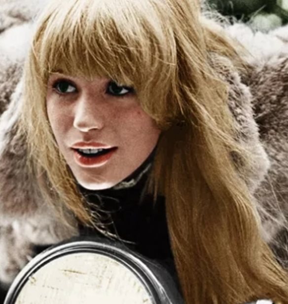 &#x397; Marianne Faithfull &#x3AD;&#x3B3;&#x3B9;&#x3BD;&#x3B5; &#x3BC;&#x3CD;&#x3B8;&#x3BF;&#x3C2; &#x3C7;&#x3AC;&#x3C1;&#x3B7; &#x3C3;&#x3B5; &#x3BC;&#x3AF;&#x3B1; &#x3B1;&#x3BB;&#x3B7;&#x3B8;&#x3B9;&#x3BD;&#x3AC; cult &#x3C4;&#x3B1;&#x3B9;&#x3BD;&#x3AF;&#x3B1;