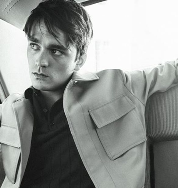 City of Lights | &#x39F; &#x3B3;&#x3B9;&#x3BF;&#x3C2; &#x3C4;&#x3BF;&#x3C5; Alain Delon &#x3C0;&#x3C1;&#x3C9;&#x3C4;&#x3B1;&#x3B3;&#x3C9;&#x3BD;&#x3B9;&#x3C3;&#x3C4;&#x3B5;&#x3AF; &#x3C3;&#x3C4;o &#x3BD;&#x3AD;o Mango Man editorial