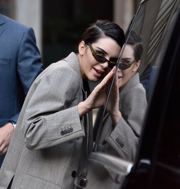 H Kendall Jenner &#x3BC;&#x3B1;&#x3C2; &#x3B4;&#x3B5;&#x3AF;&#x3C7;&#x3BD;&#x3B5;&#x3B9; &#x3C0;&#x3CE;&#x3C2; &#x3C6;&#x3BF;&#x3C1;&#x3B9;&#x3AD;&#x3C4;&#x3B1;&#x3B9; &#x3C4;&#x3BF; &#x3BA;&#x3BF;&#x3C3;&#x3C4;&#x3BF;&#x3CD;&#x3BC;&#x3B9; &#x3C4;&#x3BF; &#x3BA;&#x3B1;&#x3BB;&#x3BF;&#x3BA;&#x3B1;&#x3AF;&#x3C1;&#x3B9;