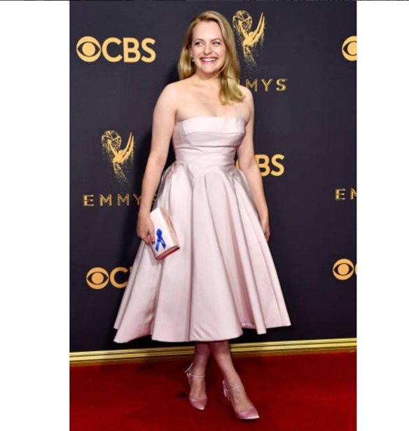 Elisabeth Moss: To &#x3C6;&#x3B5;&#x3BC;&#x3B9;&#x3BD;&#x3B9;&#x3C3;&#x3C4;&#x3B9;&#x3BA;&#x3CC; &#x3BC;&#x3AE;&#x3BD;&#x3C5;&#x3BC;&#x3B1; &#x3C0;&#x3BF;&#x3C5; &#x3BA;&#x3C1;&#x3C5;&#x3B2;&#x3CC;&#x3C4;&#x3B1;&#x3BD; &#x3C3;&#x3C4;&#x3BF; outfit &#x3C4;&#x3B7;&#x3C2; &#x3C3;&#x3C4;&#x3B1; &#x3B2;&#x3C1;&#x3B1;&#x3B2;&#x3B5;&#x3AF;&#x3B1; Emmy