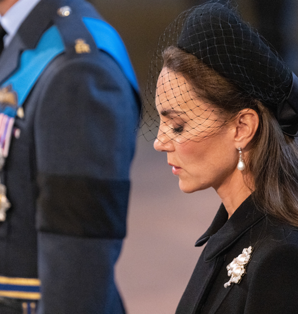 Kate Middleton | &#x391;&#x3C5;&#x3C4;&#x3CC;&#x3C2; &#x3B5;&#x3AF;&#x3BD;&#x3B1;&#x3B9; &#x3BF; &#x3C0;&#x3C1;&#x3B1;&#x3B3;&#x3BC;&#x3B1;&#x3C4;&#x3B9;&#x3BA;&#x3CC;&#x3C2; &#x3BB;&#x3CC;&#x3B3;&#x3BF;&#x3C2; &#x3B3;&#x3B9;&#x3B1; &#x3C4;&#x3BF;&#x3BD; &#x3BF;&#x3C0;&#x3BF;&#x3AF;&#x3BF; &#x3C6;&#x3CC;&#x3C1;&#x3B5;&#x3C3;&#x3B5; &#x3B2;&#x3AD;&#x3BB;&#x3BF; &#x3C3;&#x3C4;&#x3B7;&#x3BD; &#x3BA;&#x3B7;&#x3B4;&#x3B5;&#x3AF;&#x3B1; &#x3C4;&#x3B7;&#x3C2; &#x3B2;&#x3B1;&#x3C3;&#x3AF;&#x3BB;&#x3B9;&#x3C3;&#x3C3;&#x3B1;&#x3C2; &#x395;&#x3BB;&#x3B9;&#x3C3;&#x3AC;&#x3B2;&#x3B5;&#x3C4;
