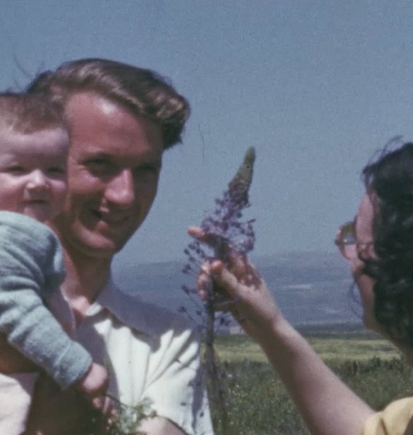 Sundance Film Festival | &#x3A4;&#x3BF; The Flowers Stand Silently, Witnessing &#x3C4;&#x3BF;&#x3C5; &#x3A4;&#x3B5;&#x3CC; &#x3A0;&#x3B1;&#x3BD;&#x3B1;&#x3B3;&#x3CC;&#x3C0;&#x3BF;&#x3C5;&#x3BB;&#x3BF;&#x3C2; &#x3C0;&#x3AE;&#x3C1;&#x3B5; &#x3B2;&#x3C1;&#x3B1;&#x3B2;&#x3B5;&#x3AF;&#x3BF;