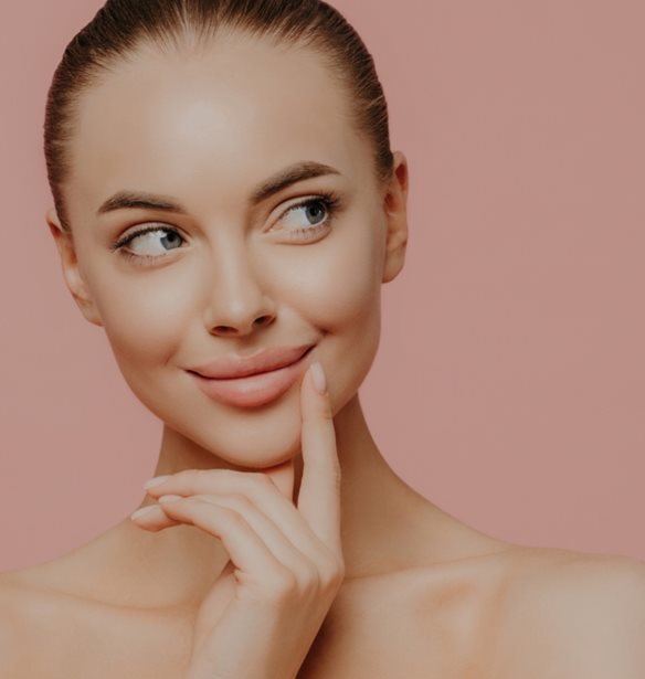 Καφέ κηλίδες στον λαιμό; Κι όμως δεν είναι πάντα θέμα γήρανσης, μερικές φορές μπορεί να φταίει και το άρωμά σου