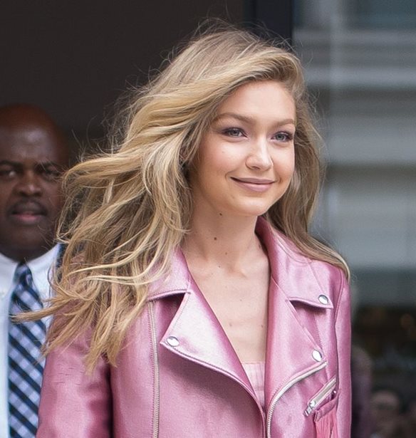 H Gigi Hadid &quot;&#x3B2;&#x3BF;&#x3C5;&#x3C4;&#x3AC;&quot; &#x3C3;&#x3C4;&#x3B1; &#x27;80s &#x3BC;&#x3B5; &#x3C4;&#x3BF;&#x3BD; &#x3C0;&#x3B9;&#x3BF; stylish &#x3C4;&#x3C1;&#x3CC;&#x3C0;&#x3BF;