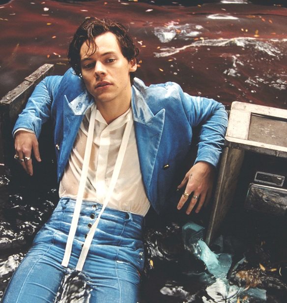 &#x39A;&#x3B1;&#x3B9; &#x3BF; Harry Styles &#x3C3;&#x3C4;&#x3B7;&#x3BD; &#x3BA;&#x3BF;&#x3CD;&#x3C1;&#x3C3;&#x3B1; &#x3B4;&#x3B9;&#x3B1;&#x3B4;&#x3BF;&#x3C7;&#x3AE;&#x3C2; &#x3B3;&#x3B9;&#x3B1; &#x3C4;&#x3BF;&#x3BD; &#x3B5;&#x3C0;&#x3CC;&#x3BC;&#x3B5;&#x3BD;&#x3BF; Bond