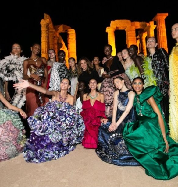 O&#x3B9; &#x3BB;&#x3B1;&#x3BC;&#x3C0;&#x3B5;&#x3C1;&#x3AD;&#x3C2; &#x3C0;&#x3B1;&#x3C1;&#x3BF;&#x3C5;&#x3C3;&#x3AF;&#x3B5;&#x3C2; &#x3C0;&#x3BF;&#x3C5; &#x3B2;&#x3C1;&#x3AD;&#x3B8;&#x3B7;&#x3BA;&#x3B1;&#x3BD; &#x3C3;&#x3C4;&#x3BF; show &#x3C4;&#x3B7;&#x3C2; Mary Katrantzou &#x3C3;&#x3C4;&#x3BF; &#x39D;&#x3B1;&#x3CC; &#x3C4;&#x3BF;&#x3C5; &#x3A0;&#x3BF;&#x3C3;&#x3B5;&#x3B9;&#x3B4;&#x3CE;&#x3BD;&#x3B1;