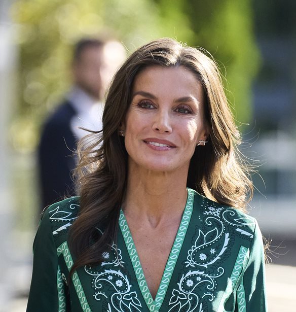 &#x397; &#x3B2;&#x3B1;&#x3C3;&#x3AF;&#x3BB;&#x3B9;&#x3C3;&#x3C3;&#x3B1; Letizia &#x3BC;&#x3B5; &#x3C4;&#x3BF; &#x3C6;&#x3CC;&#x3C1;&#x3B5;&#x3BC;&#x3B1; &#x3C0;&#x3BF;&#x3C5; &#x3B4;&#x3B5;&#x3BD; &#x3C0;&#x3C1;&#x3AD;&#x3C0;&#x3B5;&#x3B9; &#x3BD;&#x3B1; &#x3BB;&#x3B5;&#x3AF;&#x3C0;&#x3B5;&#x3B9; &#x3B1;&#x3C0;&#x3CC; &#x3BA;&#x3B1;&#x3BC;&#x3AF;&#x3B1; capsule wardrobe