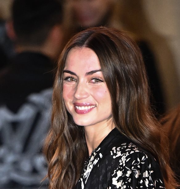 Ana de Armas | &#x3A3;&#x3C4;&#x3BF; &#x3B1;&#x3B5;&#x3C1;&#x3BF;&#x3B4;&#x3C1;&#x3CC;&#x3BC;&#x3B9;&#x3BF; Heathrow &#x3BC;&#x3B5; &#x3C4;&#x3BF; &#x3B5;&#x3BB;&#x3B9;&#x3BA;&#x3CC;&#x3C0;&#x3C4;&#x3B5;&#x3C1;&#x3BF; &#x3C4;&#x3BF;&#x3C5; &#x3A4;om Cruise