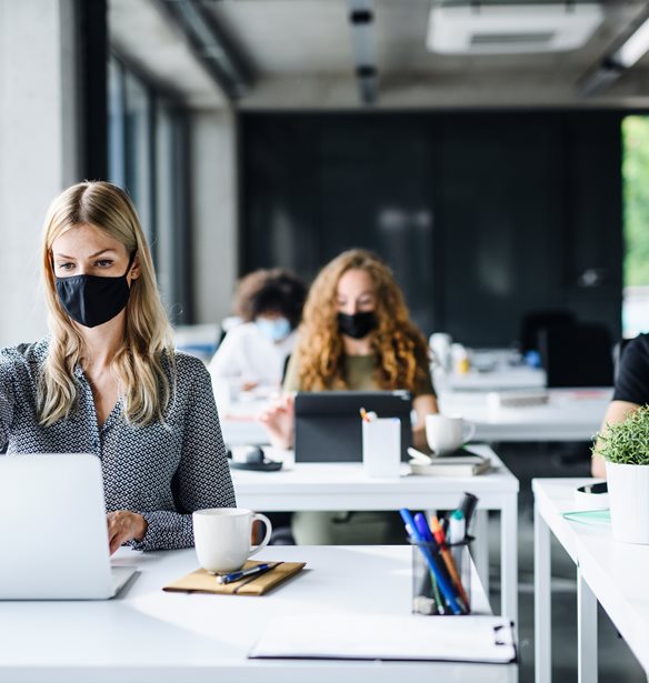 Επιστροφή στη δουλειά μετά από τηλεργασία | Tips για γρήγορη προσαρμογή