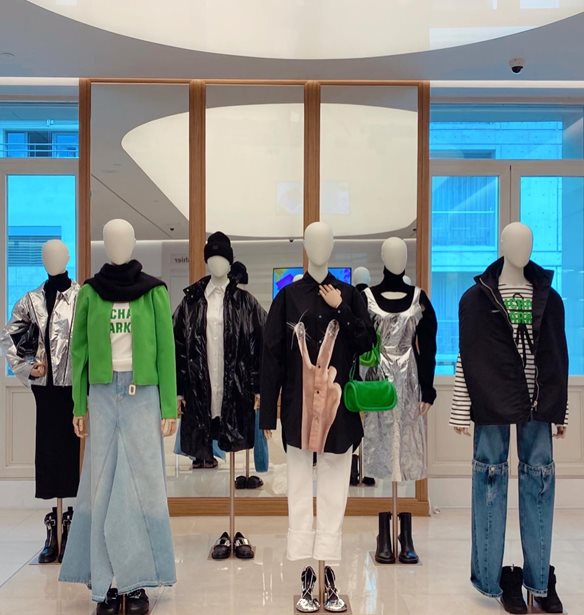 The Fashion Insider | O Beka Mavropoulos &#x3BC;&#x3B1;&#x3C2; &#x3BC;&#x3B9;&#x3BB;&#x3AC;&#x3B5;&#x3B9; &#x3B3;&#x3B9;&#x3B1; &#x3C4;&#x3BF; Visual Merchandising &#x3BA;&#x3B1;&#x3B9; &#x3C4;&#x3B7; &#x3C3;&#x3B7;&#x3BC;&#x3B1;&#x3C3;&#x3AF;&#x3B1; &#x3C4;&#x3BF;&#x3C5; &#x3B3;&#x3B9;&#x3B1; &#x3C4;&#x3B7; &#x3BC;&#x3CC;&#x3B4;&#x3B1;