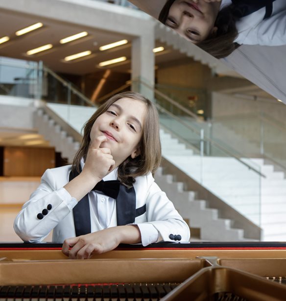 O &#x3BC;&#x3B9;&#x3BA;&#x3C1;&#x3CC;&#x3C2; &#x3A3;&#x3C4;&#x3AD;&#x3BB;&#x3B9;&#x3BF;&#x3C2; &#x39A;&#x3B5;&#x3C1;&#x3B1;&#x3C3;&#x3AF;&#x3B4;&#x3B7;&#x3C2; &#x3C0;&#x3B1;&#x3AF;&#x3B6;&#x3B5;&#x3B9; &#x3C0;&#x3B9;&#x3AC;&#x3BD;&#x3BF; &#x3BC;&#x3B5; Maestro &#x3C4;&#x3BF;&#x3BD; &#x3A7;&#x3C1;&#x3B9;&#x3C3;&#x3C4;&#x3CC;&#x3C6;&#x3BF;&#x3C1;&#x3BF; &#x3A0;&#x3B1;&#x3C0;&#x3B1;&#x3BA;&#x3B1;&#x3BB;&#x3B9;&#x3AC;&#x3C4;&#x3B7;