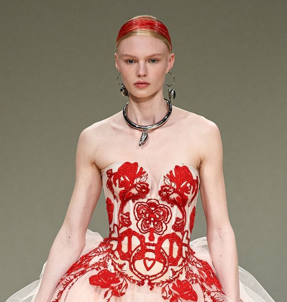 Η Sarah Burton αφιέρωσε τη συλλογή της στις γυναίκες