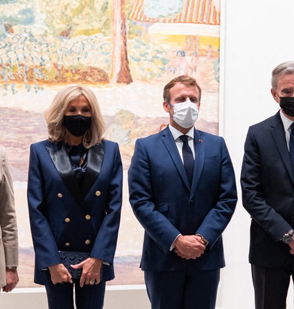 &#x397; Brigitte Macron &#x3C3;&#x3C4;&#x3B1; &#x3B5;&#x3B3;&#x3BA;&#x3B1;&#x3AF;&#x3BD;&#x3B9;&#x3B1; &#x3C4;&#x3B7;&#x3C2; &#x3AD;&#x3BA;&#x3B8;&#x3B5;&#x3C3;&#x3B7;&#x3C2; &#x27;&#x27;The Morozov Collection, Icons of Modern Art&#x27;&#x27; &#x3BC;&#x3B5; &#x3C4;&#x3BF; &#x3C0;&#x3B9;&#x3BF; &#x3BA;&#x3BF;&#x3BC;&#x3C8;&#x3CC; &#x3BA;&#x3BF;&#x3C3;&#x3C4;&#x3BF;&#x3CD;&#x3BC;&#x3B9;