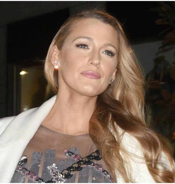 &#x397; Blake Lively &#x3BC;&#x3B5;&#x3C4;&#x3B1;&#x3BC;&#x3BF;&#x3C1;&#x3C6;&#x3CE;&#x3B8;&#x3B7;&#x3BA;&#x3B5; &#x3BE;&#x3B1;&#x3BD;&#x3AC; &#x3B3;&#x3B9;&#x3B1; &#x3C4;&#x3B9;&#x3C2; &#x3B1;&#x3BD;&#x3AC;&#x3B3;&#x3BA;&#x3B5;&#x3C2; &#x3C4;&#x3BF;&#x3C5; &#x3BD;&#x3AD;&#x3BF;&#x3C5; &#x3C4;&#x3B7;&#x3C2; &#x3C1;&#x3CC;&#x3BB;&#x3BF;&#x3C5;