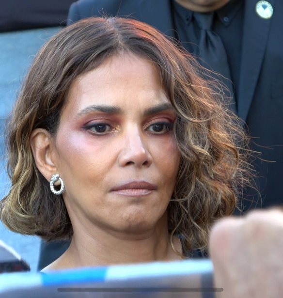Halle Berry | &#x388;&#x3BA;&#x3BB;&#x3B5;&#x3C8;&#x3B5; &#x3C4;&#x3B7;&#x3BD; &#x3C0;&#x3B1;&#x3C1;&#x3AC;&#x3C3;&#x3C4;&#x3B1;&#x3C3;&#x3B7; &#x3BC;&#x3B5; &#x3C4;&#x3BF; naked dress &#x3C0;&#x3BF;&#x3C5; &#x3B5;&#x3C0;&#x3AD;&#x3BB;&#x3B5;&#x3BE;&#x3B5; &#x3B3;&#x3B9;&#x3B1; &#x3C4;&#x3B7;&#x3BD; &#x3C0;&#x3C1;&#x3B5;&#x3BC;&#x3B9;&#x3AD;&#x3C1;&#x3B1; &#x3C4;&#x3B7;&#x3C2; &#x3C4;&#x3B1;&#x3B9;&#x3BD;&#x3AF;&#x3B1;&#x3C2; The Union