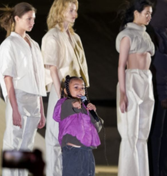 Yeezy Season 8 | O Kanye West &#x3B5;&#x3C0;&#x3AD;&#x3C3;&#x3C4;&#x3C1;&#x3B5;&#x3C8;&#x3B5; &#x3C3;&#x3C4;&#x3BF; &#x3A0;&#x3B1;&#x3C1;&#x3AF;&#x3C3;&#x3B9; &#x3BA;&#x3B1;&#x3B9; &#x3B7; North &#x3AE;&#x3C4;&#x3B1;&#x3BD; &#x3C4;&#x3BF; highlight &#x3C4;&#x3BF;&#x3C5; show