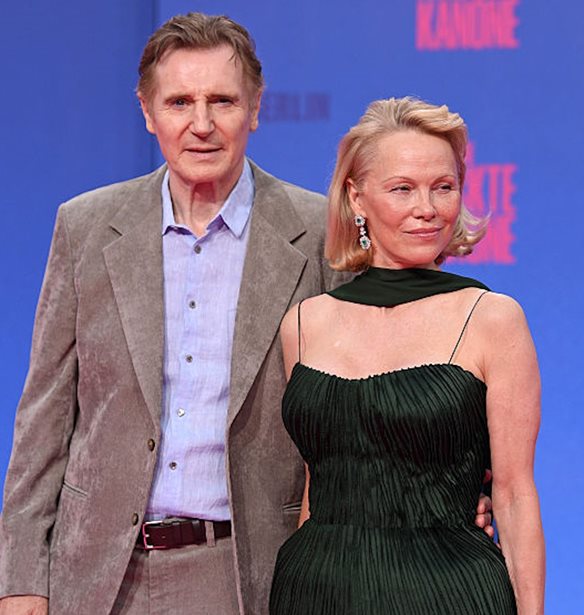 Pamela Anderson &amp; Liam Neeson | &#x395;&#x3AF;&#x3BD;&#x3B1;&#x3B9; &#x3C4;&#x3BF; &#x3B1;&#x3BD;&#x3B1;&#x3C0;&#x3AC;&#x3BD;&#x3C4;&#x3B5;&#x3C7;&#x3BF; &#x3B4;&#x3B9;&#x3AC;&#x3C3;&#x3B7;&#x3BC;&#x3BF; &#x3B6;&#x3B5;&#x3C5;&#x3B3;&#x3AC;&#x3C1;&#x3B9; &#x3C4;&#x3BF;&#x3C5; &#x3BA;&#x3B1;&#x3BB;&#x3BF;&#x3BA;&#x3B1;&#x3B9;&#x3C1;&#x3B9;&#x3BF;&#x3CD;;