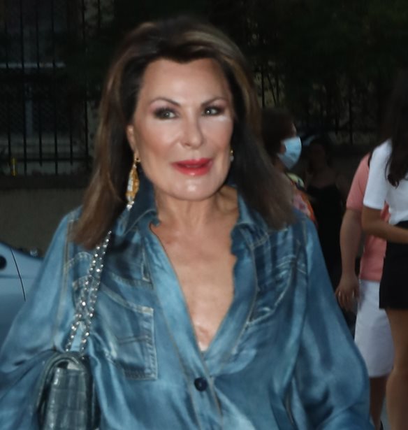 &#x3A4;&#x3BF; total denim look &#x3C4;&#x3B7;&#x3C2; &#x393;&#x3B9;&#x3AC;&#x3BD;&#x3BD;&#x3B1;&#x3C2; &#x391;&#x3B3;&#x3B3;&#x3B5;&#x3BB;&#x3BF;&#x3C0;&#x3BF;&#x3CD;&#x3BB;&#x3BF;&#x3C5; &#x3C3;&#x3C4;&#x3BF; &#x3B8;&#x3AD;&#x3B1;&#x3C4;&#x3C1;&#x3BF; &#x386;&#x3BB;&#x3C3;&#x3BF;&#x3C2;