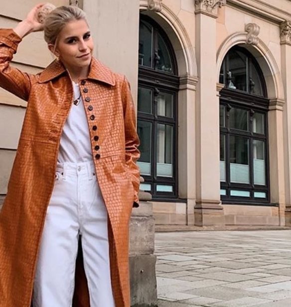 Πώς να φορέσω το λευκό τζιν; Η blogger Caroline Daur σου δείχνει πώς να το απογειώσεις